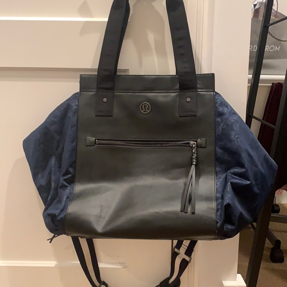 LULU LEMON DUFFLE BAG